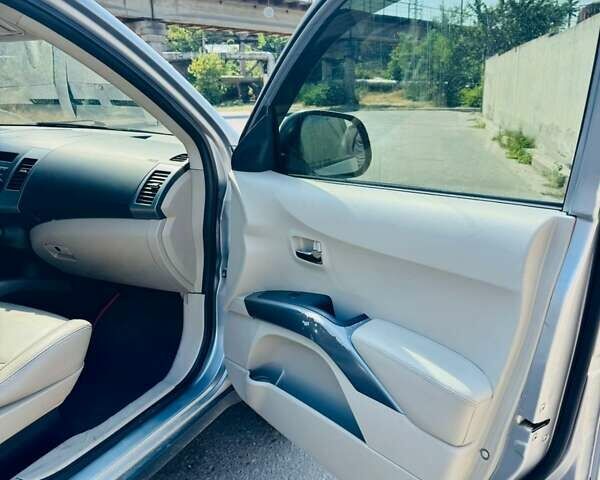 Серый Мицубиси Аутлендер, объемом двигателя 3 л и пробегом 188 тыс. км за 10000 $, фото 11 на Automoto.ua