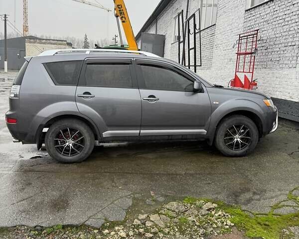 Серый Мицубиси Аутлендер, объемом двигателя 2 л и пробегом 260 тыс. км за 8400 $, фото 4 на Automoto.ua