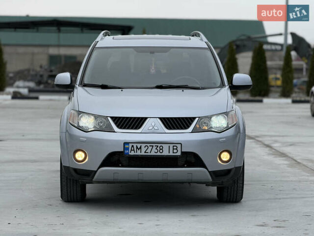 Серый Мицубиси Аутлендер, объемом двигателя 2 л и пробегом 299 тыс. км за 7750 $, фото 1 на Automoto.ua