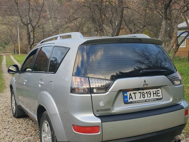 Серый Мицубиси Аутлендер, объемом двигателя 2 л и пробегом 320 тыс. км за 7500 $, фото 7 на Automoto.ua