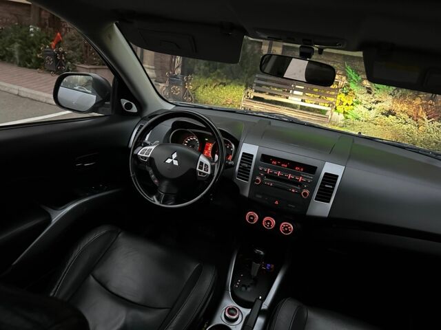 Серый Мицубиси Аутлендер, объемом двигателя 3 л и пробегом 129 тыс. км за 10500 $, фото 13 на Automoto.ua