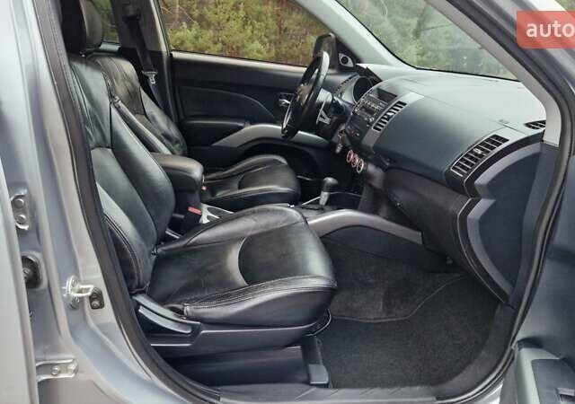 Серый Мицубиси Аутлендер, объемом двигателя 3 л и пробегом 197 тыс. км за 9500 $, фото 17 на Automoto.ua