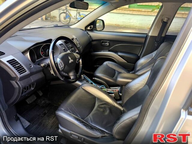 Серый Мицубиси Аутлендер, объемом двигателя 3 л и пробегом 192 тыс. км за 9800 $, фото 6 на Automoto.ua