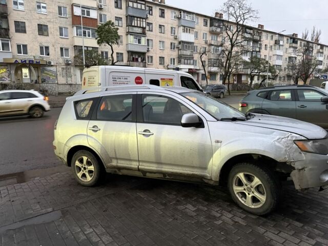 Серый Мицубиси Аутлендер, объемом двигателя 2 л и пробегом 254 тыс. км за 4000 $, фото 1 на Automoto.ua