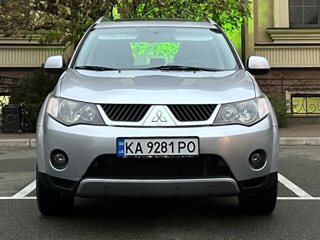 Серый Мицубиси Аутлендер, объемом двигателя 3 л и пробегом 129 тыс. км за 10500 $, фото 2 на Automoto.ua