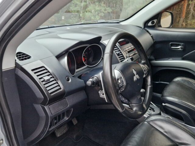 Серый Мицубиси Аутлендер, объемом двигателя 3 л и пробегом 197 тыс. км за 9500 $, фото 6 на Automoto.ua