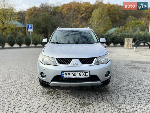 Серый Мицубиси Аутлендер, объемом двигателя 3 л и пробегом 277 тыс. км за 7999 $, фото 1 на Automoto.ua