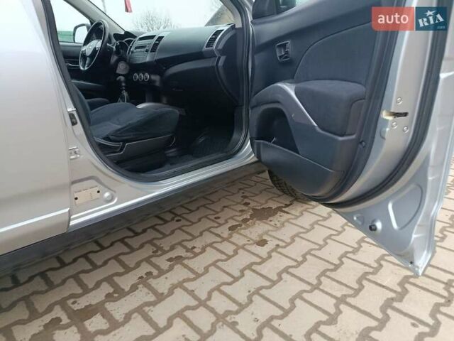 Серый Мицубиси Аутлендер, объемом двигателя 2 л и пробегом 332 тыс. км за 7650 $, фото 12 на Automoto.ua