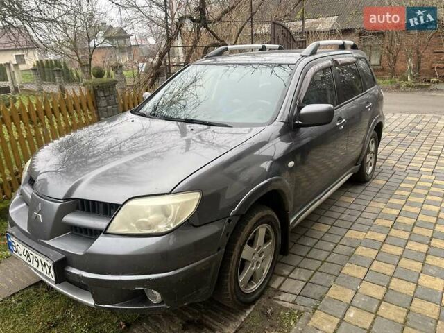 Серый Мицубиси Аутлендер, объемом двигателя 2 л и пробегом 380 тыс. км за 3700 $, фото 2 на Automoto.ua