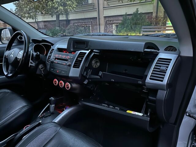 Серый Мицубиси Аутлендер, объемом двигателя 3 л и пробегом 129 тыс. км за 10500 $, фото 19 на Automoto.ua