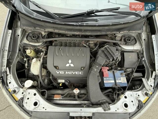 Сірий Міцубісі Аутлендер, об'ємом двигуна 3 л та пробігом 195 тис. км за 9999 $, фото 30 на Automoto.ua