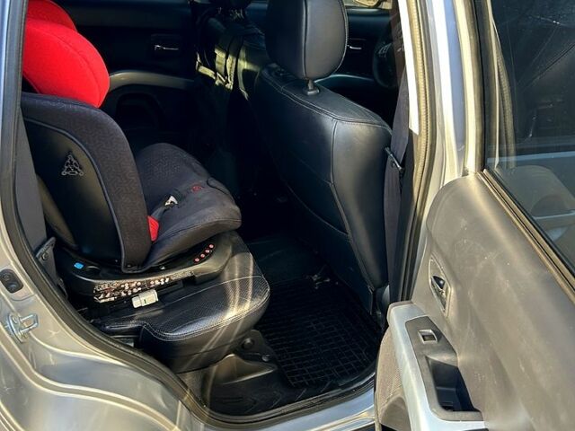 Серый Мицубиси Аутлендер, объемом двигателя 3 л и пробегом 182 тыс. км за 8600 $, фото 7 на Automoto.ua