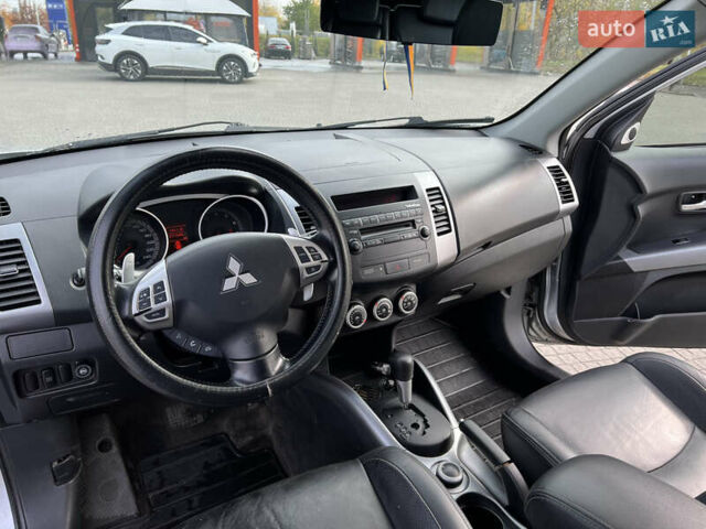 Серый Мицубиси Аутлендер, объемом двигателя 3 л и пробегом 277 тыс. км за 7999 $, фото 17 на Automoto.ua