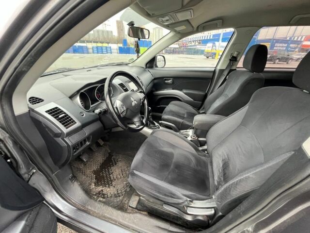 Серый Мицубиси Аутлендер, объемом двигателя 2 л и пробегом 235 тыс. км за 4800 $, фото 14 на Automoto.ua