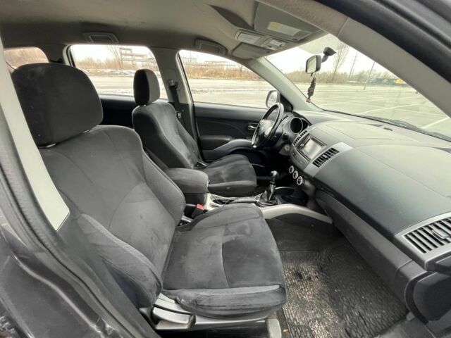 Серый Мицубиси Аутлендер, объемом двигателя 2 л и пробегом 235 тыс. км за 4800 $, фото 13 на Automoto.ua