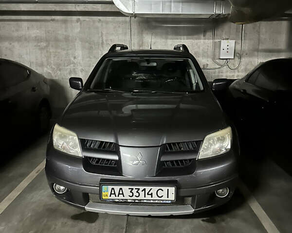 Серый Мицубиси Аутлендер, объемом двигателя 2 л и пробегом 200 тыс. км за 5900 $, фото 1 на Automoto.ua