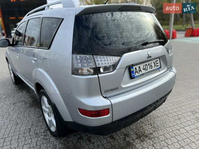 Серый Мицубиси Аутлендер, объемом двигателя 3 л и пробегом 277 тыс. км за 7999 $, фото 10 на Automoto.ua