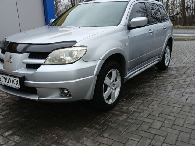 Серый Мицубиси Аутлендер, объемом двигателя 2.4 л и пробегом 300 тыс. км за 5900 $, фото 1 на Automoto.ua
