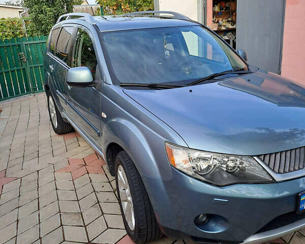 Серый Мицубиси Аутлендер, объемом двигателя 2 л и пробегом 230 тыс. км за 9500 $, фото 1 на Automoto.ua