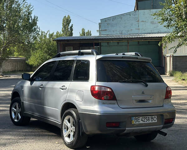 Серый Мицубиси Аутлендер, объемом двигателя 2 л и пробегом 270 тыс. км за 7999 $, фото 3 на Automoto.ua