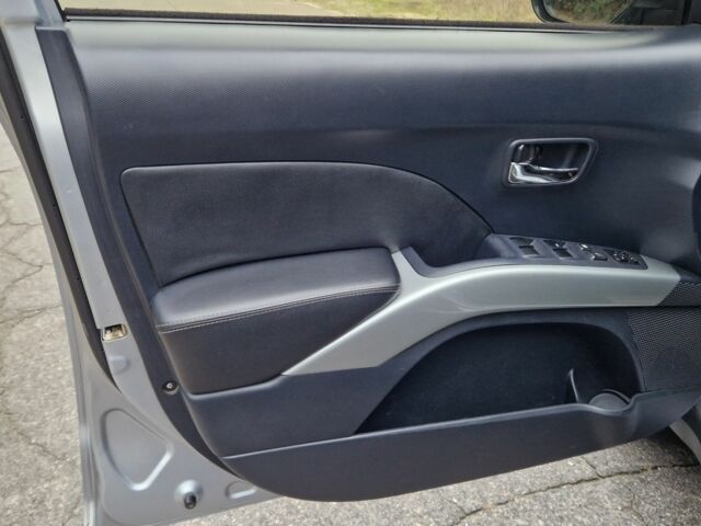 Серый Мицубиси Аутлендер, объемом двигателя 3 л и пробегом 197 тыс. км за 9500 $, фото 4 на Automoto.ua