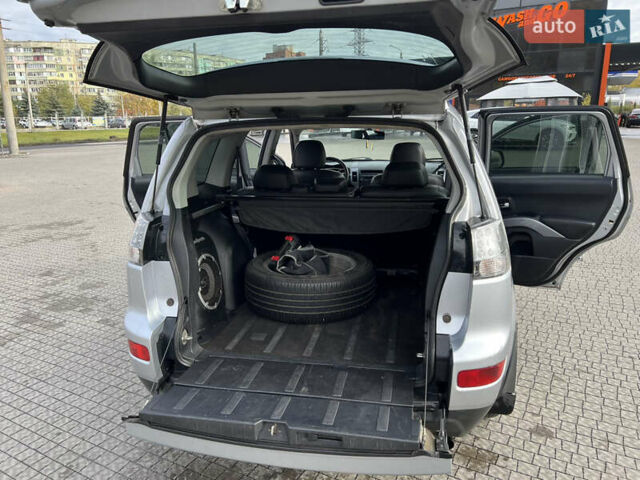 Серый Мицубиси Аутлендер, объемом двигателя 3 л и пробегом 277 тыс. км за 7999 $, фото 16 на Automoto.ua