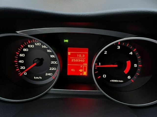 Серый Мицубиси Аутлендер, объемом двигателя 2 л и пробегом 258 тыс. км за 5000 $, фото 6 на Automoto.ua