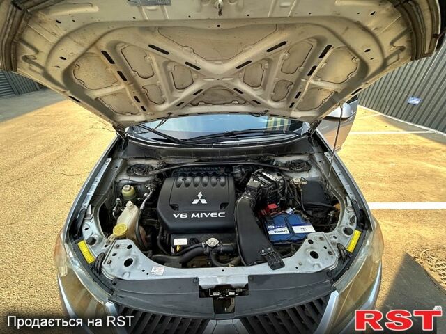 Серый Мицубиси Аутлендер, объемом двигателя 3 л и пробегом 182 тыс. км за 8600 $, фото 11 на Automoto.ua