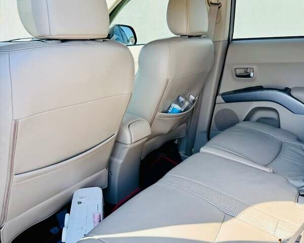 Серый Мицубиси Аутлендер, объемом двигателя 3 л и пробегом 188 тыс. км за 10000 $, фото 18 на Automoto.ua