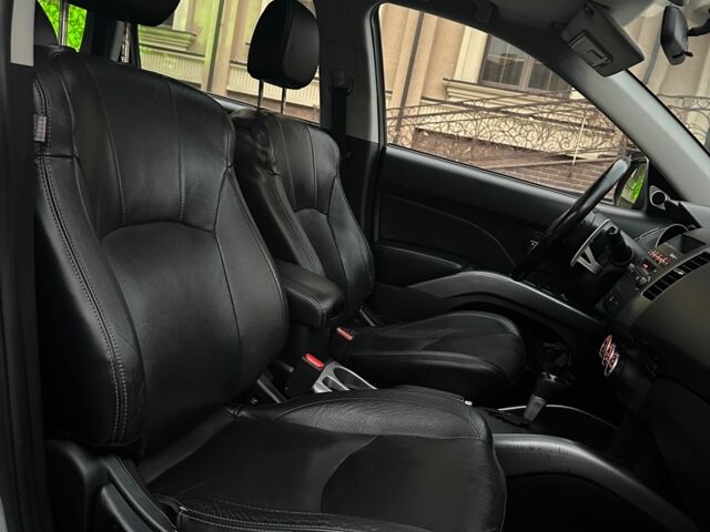 Серый Мицубиси Аутлендер, объемом двигателя 3 л и пробегом 129 тыс. км за 10500 $, фото 22 на Automoto.ua