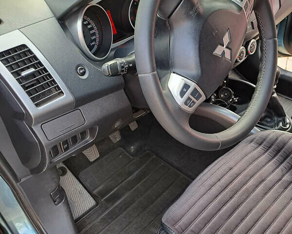 Серый Мицубиси Аутлендер, объемом двигателя 2 л и пробегом 230 тыс. км за 9500 $, фото 4 на Automoto.ua