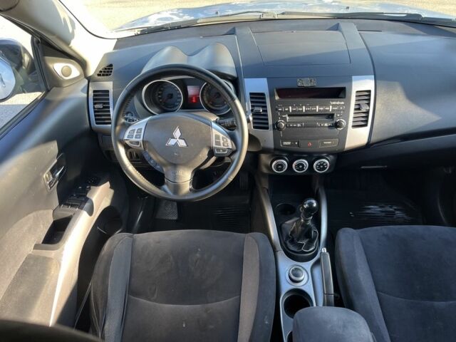 Серый Мицубиси Аутлендер, объемом двигателя 2 л и пробегом 255 тыс. км за 3935 $, фото 6 на Automoto.ua