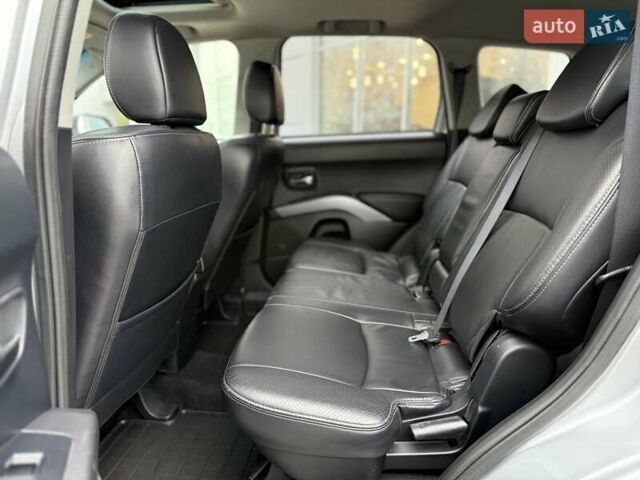 Сірий Міцубісі Аутлендер, об'ємом двигуна 3 л та пробігом 195 тис. км за 9999 $, фото 17 на Automoto.ua