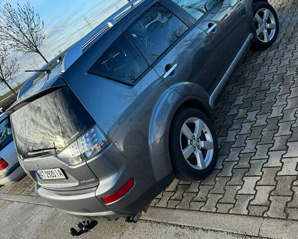 Серый Мицубиси Аутлендер, объемом двигателя 1.97 л и пробегом 260 тыс. км за 10900 $, фото 2 на Automoto.ua