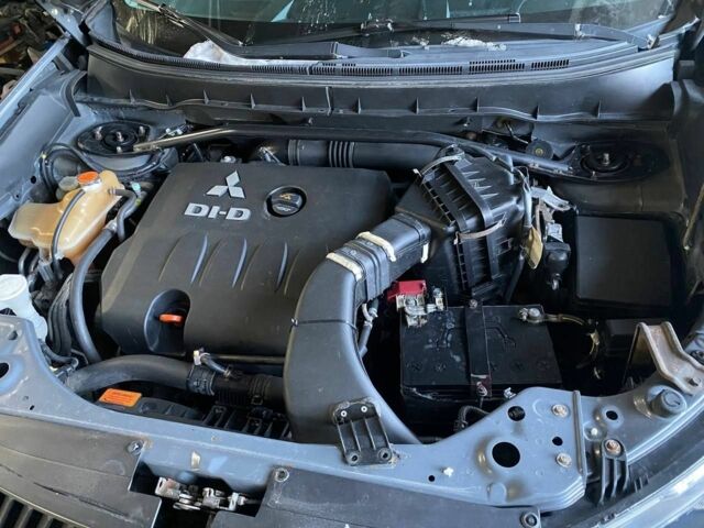 Серый Мицубиси Аутлендер, объемом двигателя 2 л и пробегом 400 тыс. км за 4700 $, фото 9 на Automoto.ua