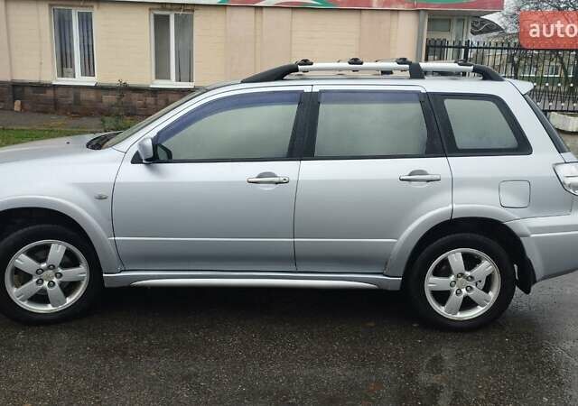 Серый Мицубиси Аутлендер, объемом двигателя 2.38 л и пробегом 204 тыс. км за 6100 $, фото 1 на Automoto.ua
