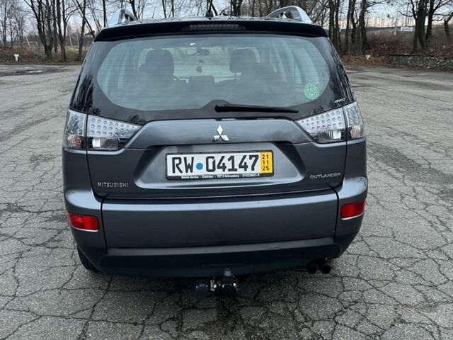 Серый Мицубиси Аутлендер, объемом двигателя 2 л и пробегом 258 тыс. км за 5000 $, фото 3 на Automoto.ua