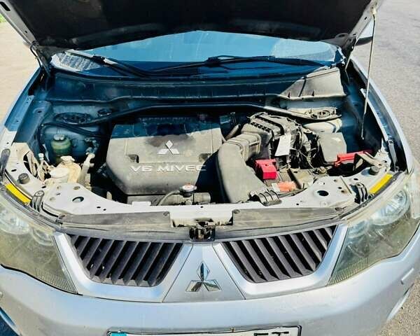 Серый Мицубиси Аутлендер, объемом двигателя 3 л и пробегом 188 тыс. км за 10000 $, фото 29 на Automoto.ua