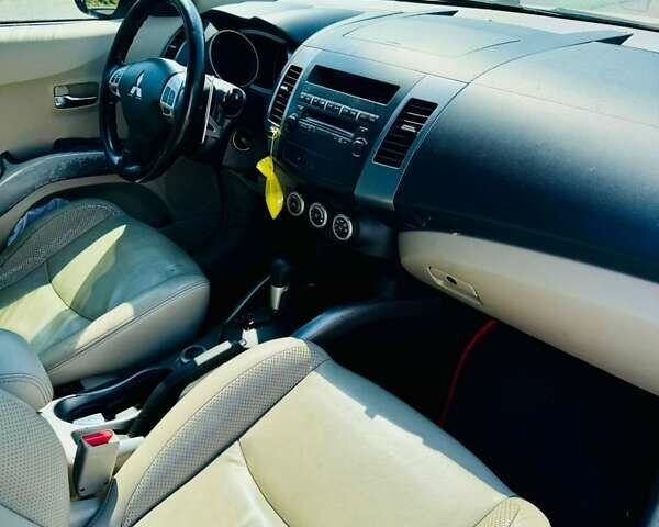 Серый Мицубиси Аутлендер, объемом двигателя 3 л и пробегом 188 тыс. км за 10000 $, фото 19 на Automoto.ua