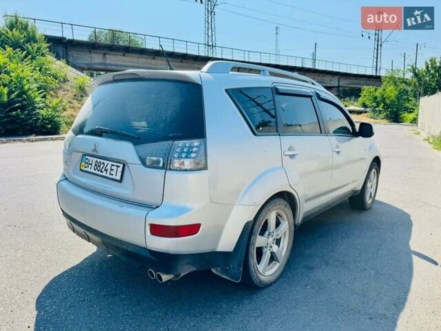 Серый Мицубиси Аутлендер, объемом двигателя 3 л и пробегом 188 тыс. км за 10000 $, фото 4 на Automoto.ua