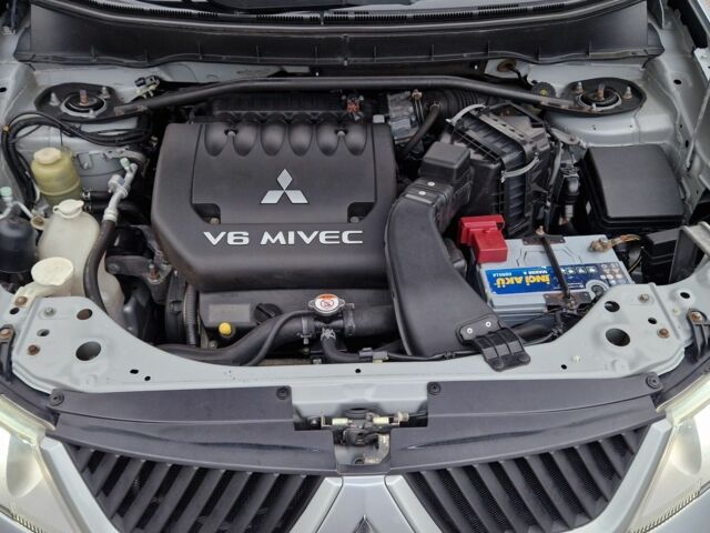 Серый Мицубиси Аутлендер, объемом двигателя 3 л и пробегом 197 тыс. км за 9500 $, фото 22 на Automoto.ua