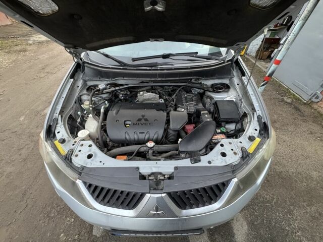 Серый Мицубиси Аутлендер, объемом двигателя 2.4 л и пробегом 330 тыс. км за 9000 $, фото 1 на Automoto.ua