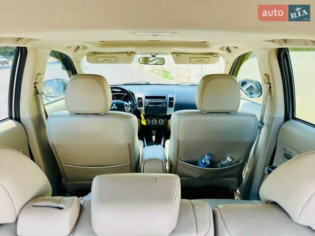 Серый Мицубиси Аутлендер, объемом двигателя 3 л и пробегом 188 тыс. км за 10000 $, фото 16 на Automoto.ua