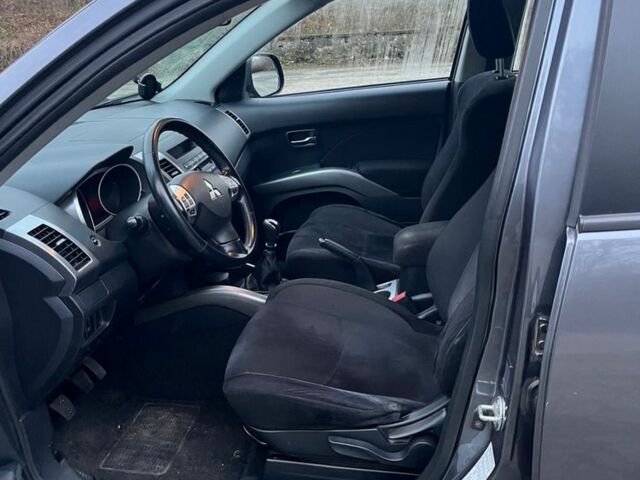 Серый Мицубиси Аутлендер, объемом двигателя 2 л и пробегом 258 тыс. км за 5000 $, фото 4 на Automoto.ua