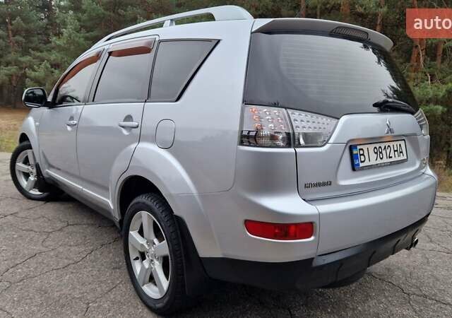 Серый Мицубиси Аутлендер, объемом двигателя 3 л и пробегом 197 тыс. км за 9500 $, фото 2 на Automoto.ua