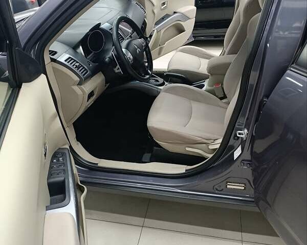 Сірий Міцубісі Аутлендер, об'ємом двигуна 2.36 л та пробігом 214 тис. км за 8500 $, фото 6 на Automoto.ua