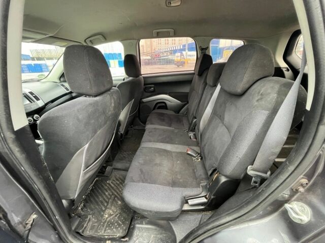 Серый Мицубиси Аутлендер, объемом двигателя 2 л и пробегом 235 тыс. км за 4800 $, фото 11 на Automoto.ua