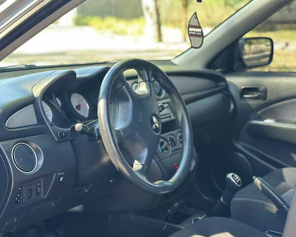 Серый Мицубиси Аутлендер, объемом двигателя 2 л и пробегом 270 тыс. км за 7999 $, фото 4 на Automoto.ua