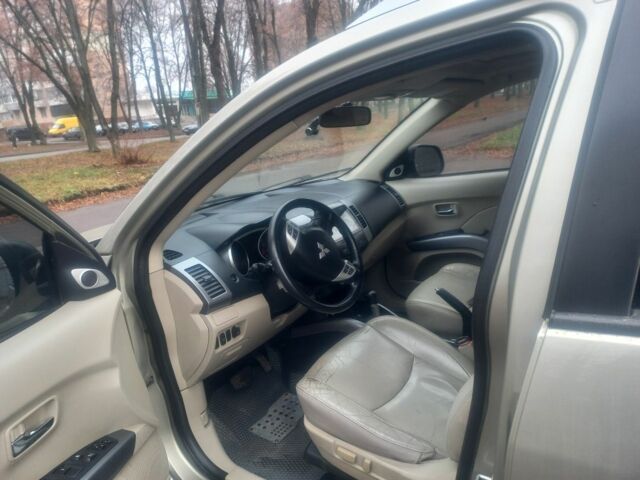 Сірий Міцубісі Аутлендер, об'ємом двигуна 2 л та пробігом 245 тис. км за 8600 $, фото 4 на Automoto.ua