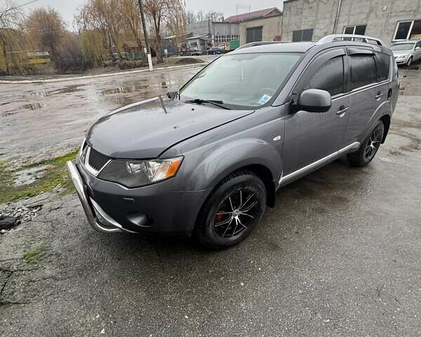 Серый Мицубиси Аутлендер, объемом двигателя 2 л и пробегом 260 тыс. км за 8400 $, фото 1 на Automoto.ua